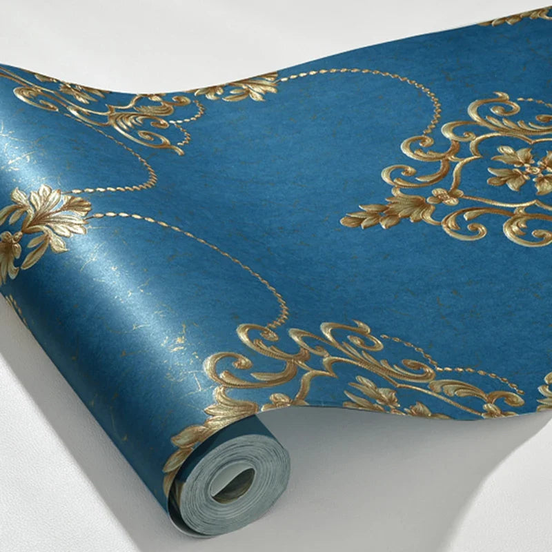 Rol decoratief blauw en goud behang met een sierlijk bloemenpatroon.