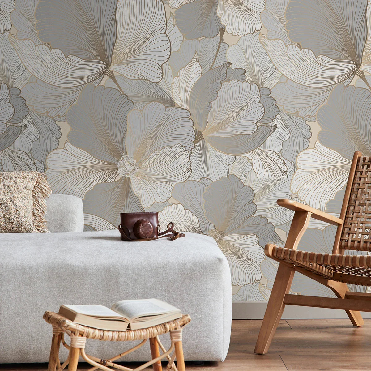 Bloemenbehang met oversized witte bloemblaadjes in een delicaat, gelaagd patroon.