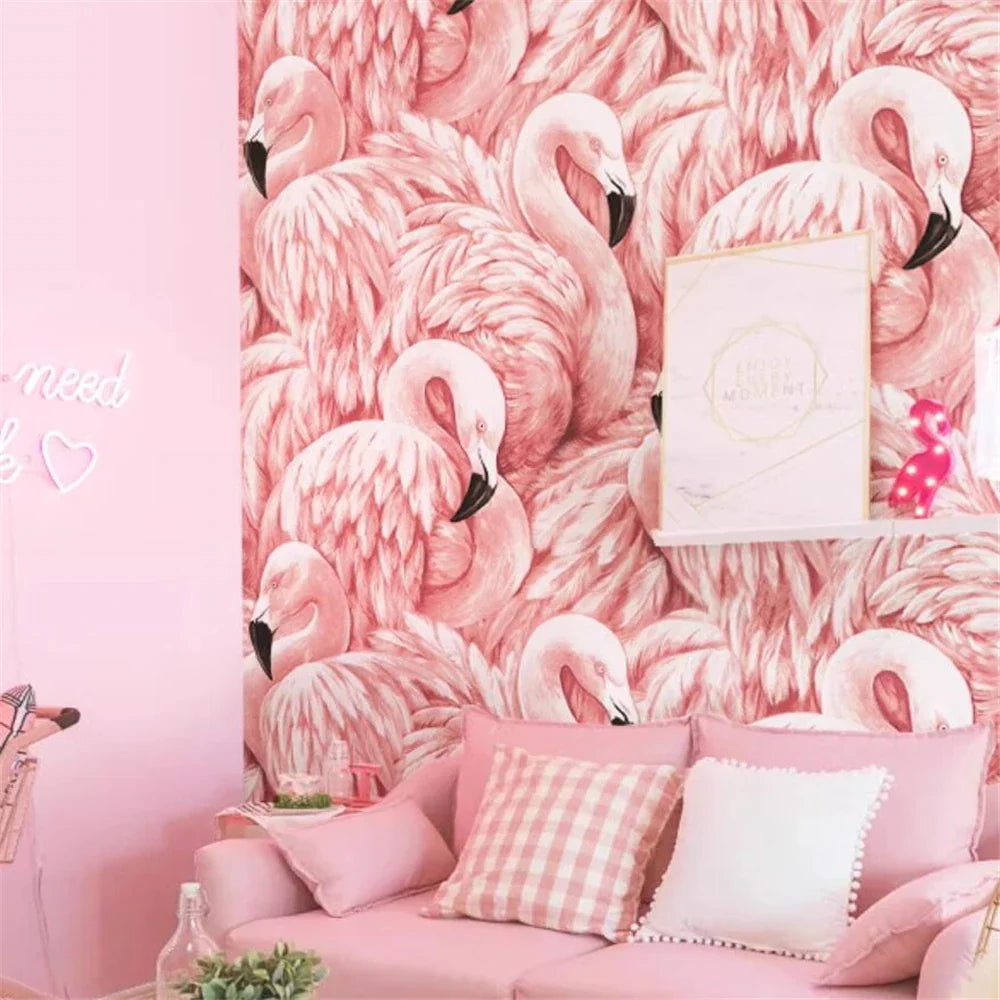 Behang met roze flamingopatroon op een muur.