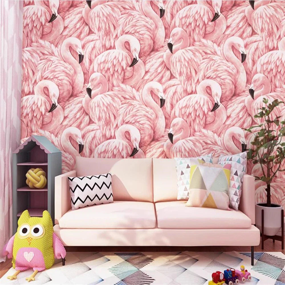 Roze bank met decoratieve kussens.