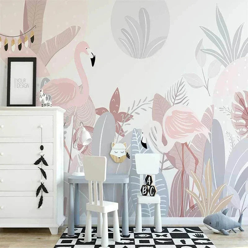 Pastelkleurige tropische muurschildering met flamingo’s en palmbladeren op een muur.