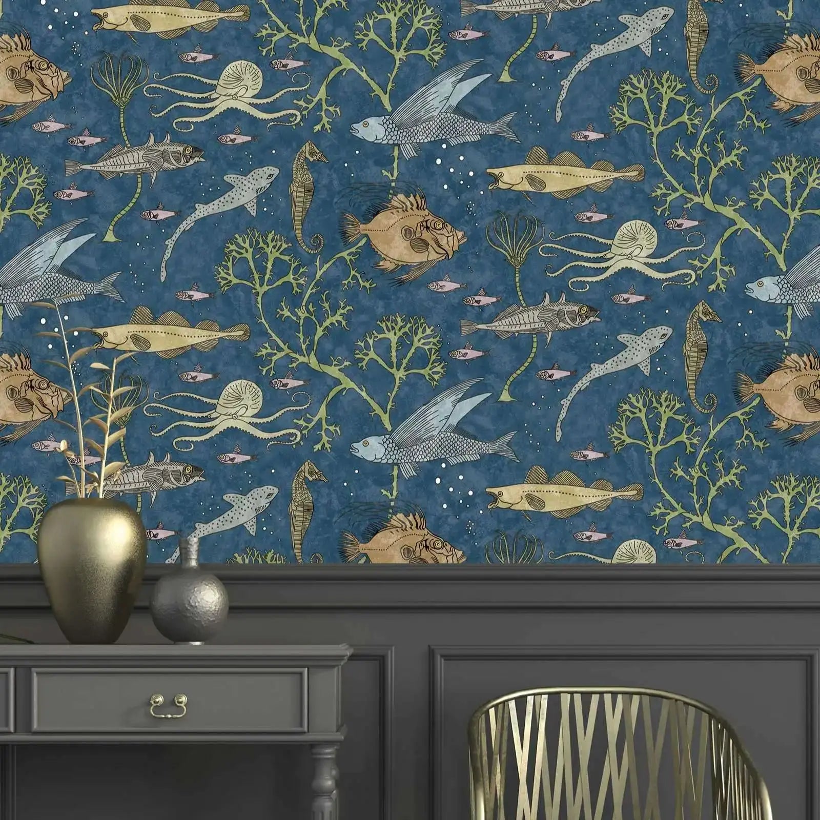 Decoratief behangpapier met een onderwater oceaanscène met verschillende vissen en zeedieren.