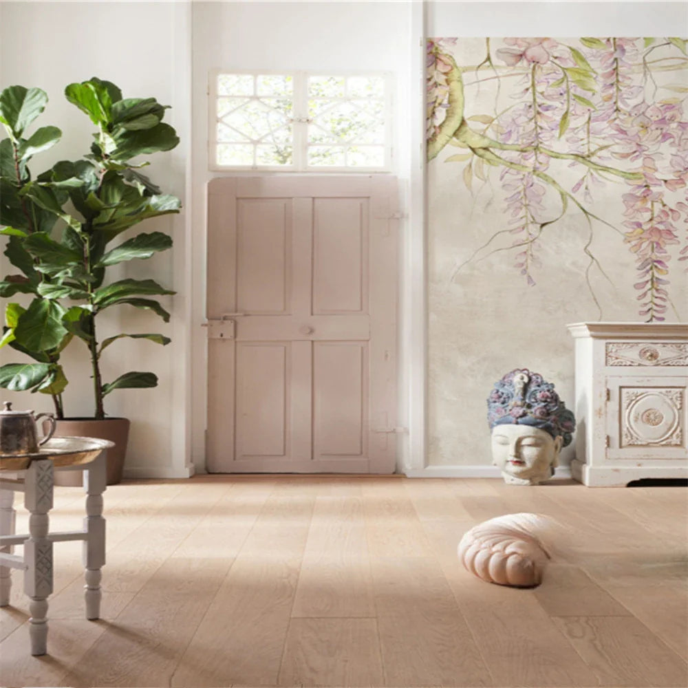 Pale pink wooden door with four panels in Behang Oud Roze Bloemen design