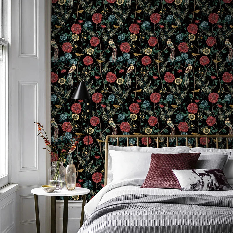 Slaapkamer met behang Vogels Bloemen en een brass bedframe voor een stijlvolle uitstraling