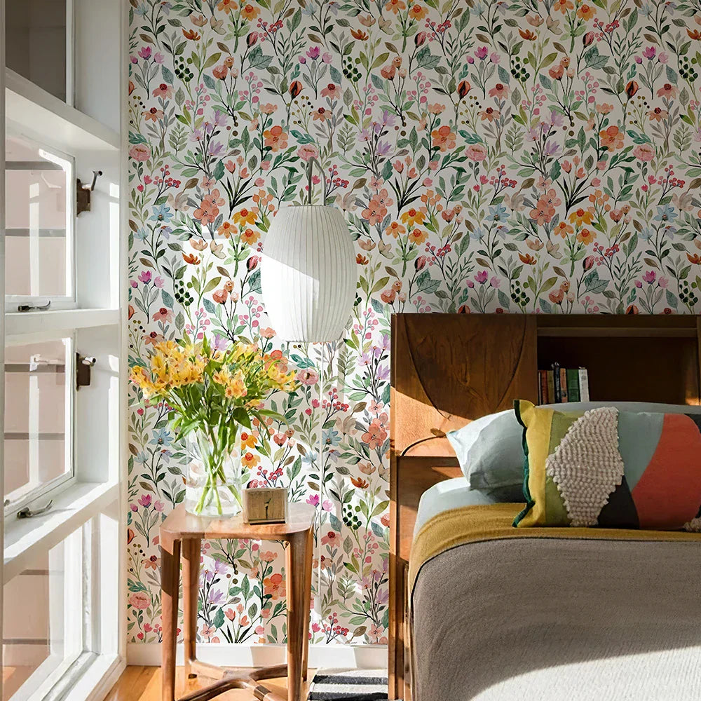 Vibrant Behang Wit Bloemen met kleurrijke botanische patronen op een muur