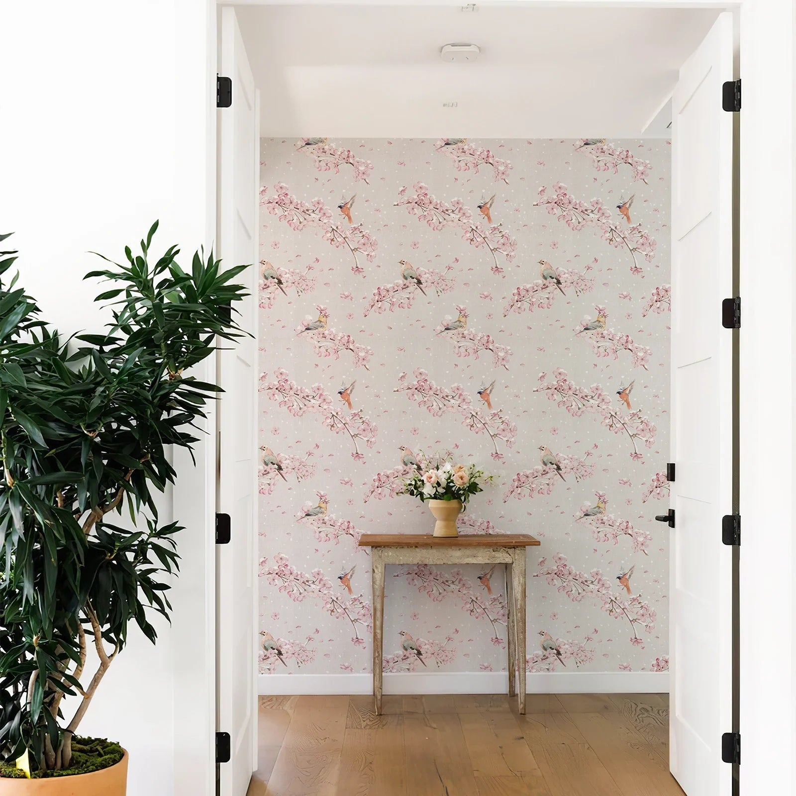 Delicate bloemen vogel behang met roze kersenbloesempatronen voor elegant decor