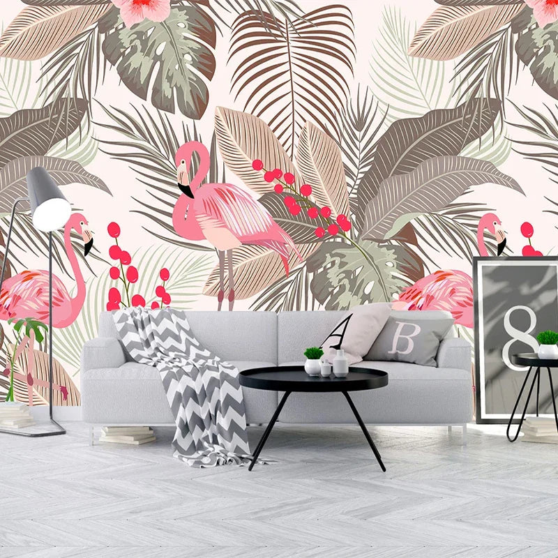 Tropisch behang met flamingo’s en palmbladeren in roze, groene en beige tinten.