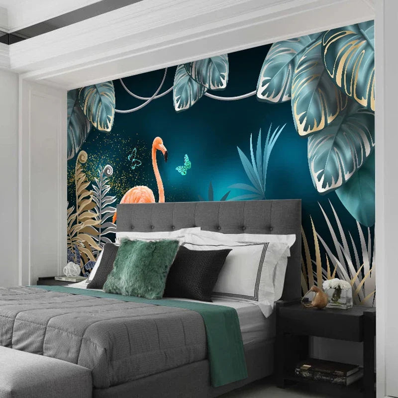 Slaapkamer met behang in tropisch thema met een flamingo en weelderig gebladerte.