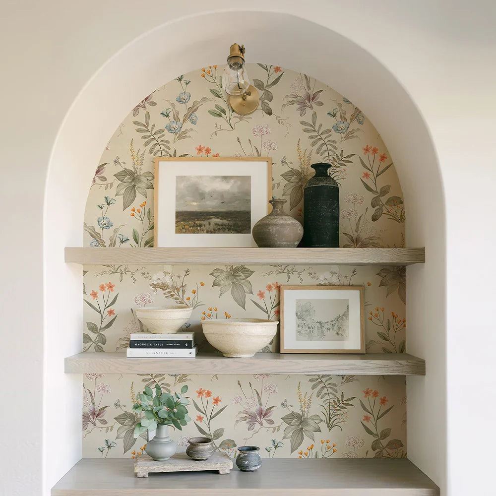 Arched alcove met Wilde Bloemen Behang en decoratieve items op houten planken