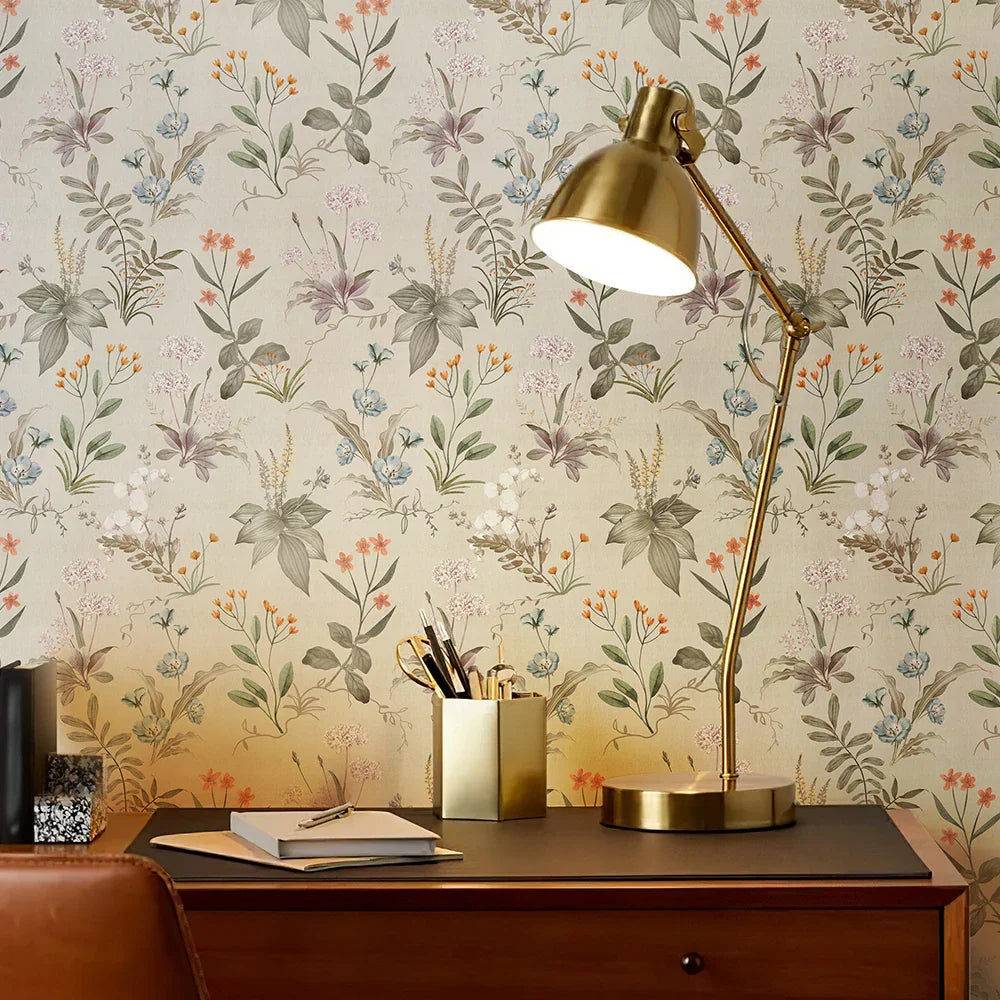 Brass bureau lamp met verstelbare arm op houten oppervlakte en Wilde Bloemen Behang