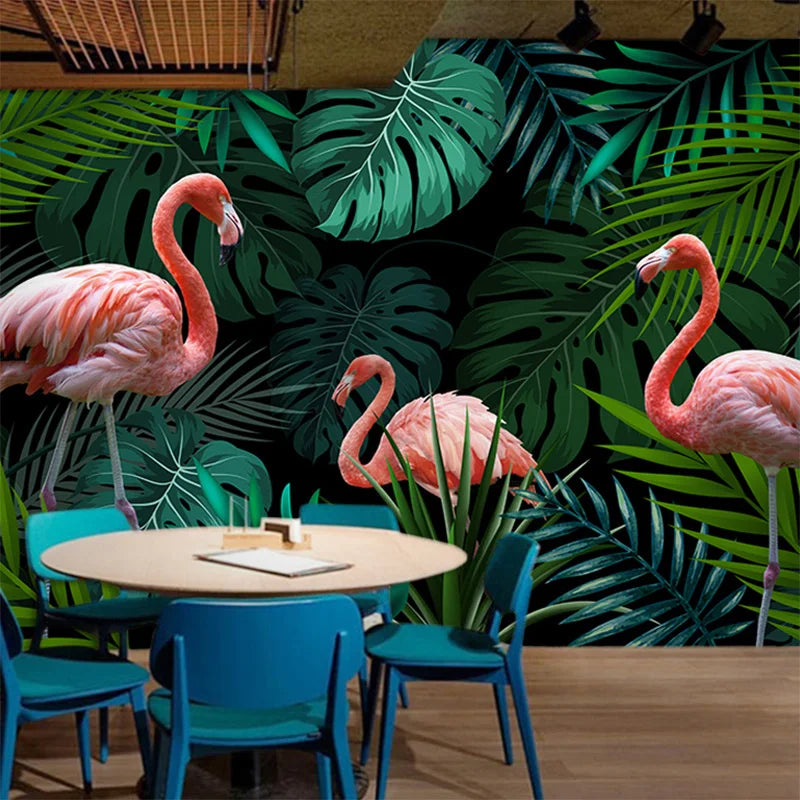 Wandschildering met tropisch thema, flamingo’s en weelderig groen gebladerte.